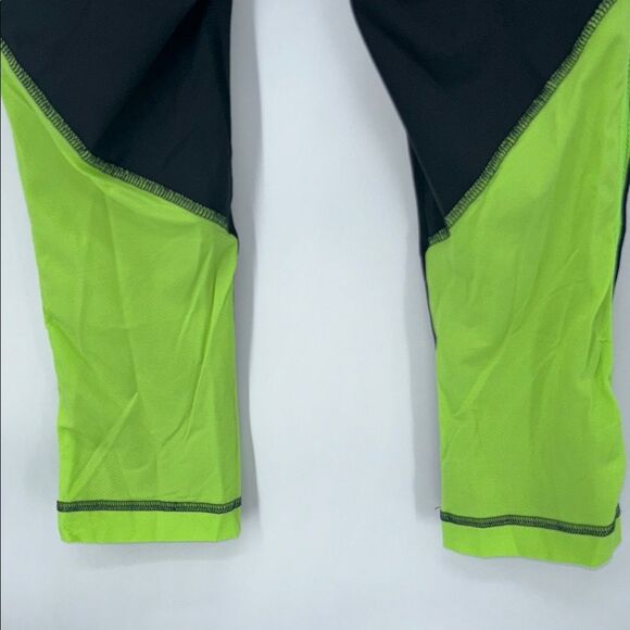 Lululemon Women's Capri Leggings Size 4 Black Black and Green Bottoms - Picture 5 of 12
